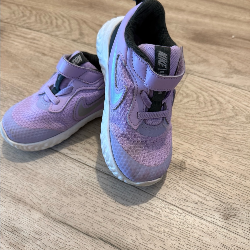 Nike revolution in size 8.